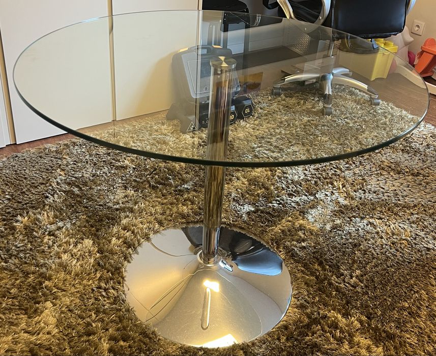 Mesa redonda de vidro temperado com base cromada