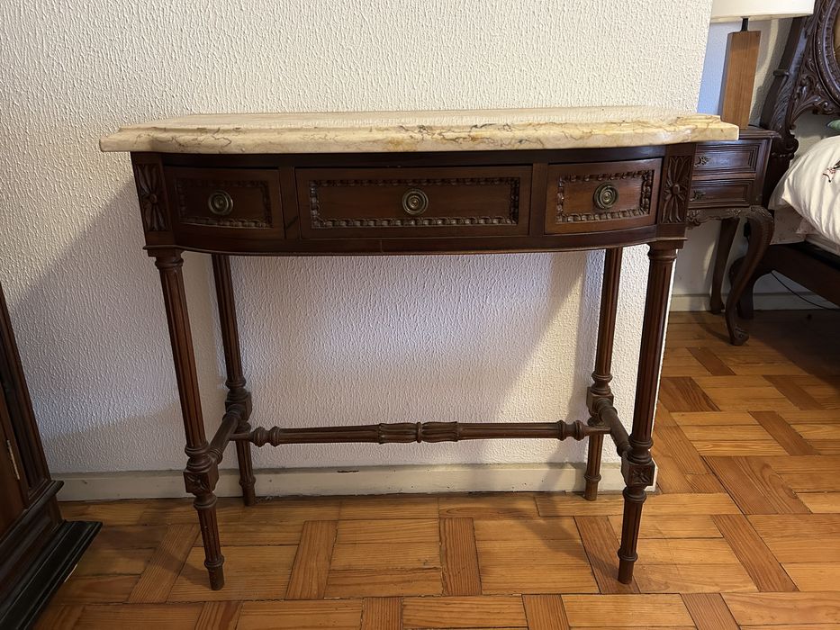 Credencia com tampo em mármore