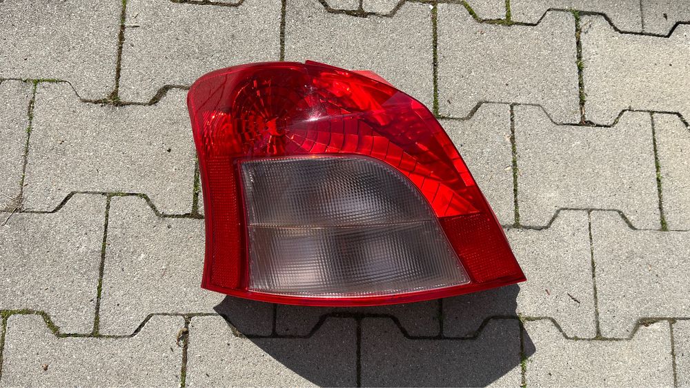 Toyota Yaris II - lampa tylna lewa kompletna