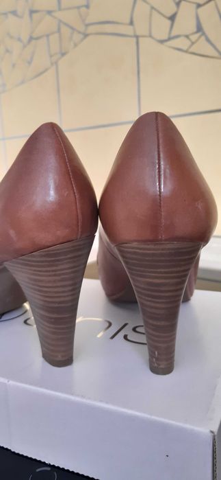 Czółenka skórzane na obcasie