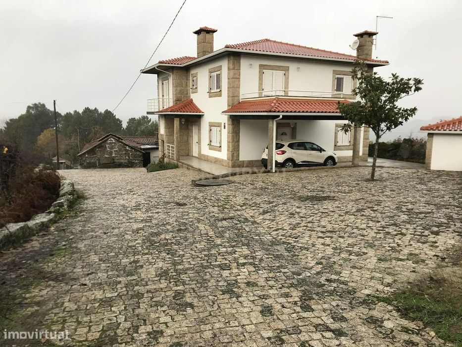 Moradia V4 + Moradia para Restauro + 1000 m² de terreno em Tabuado, Ma