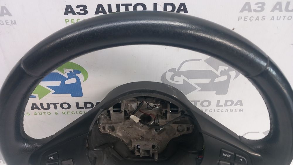 Volante em pele com comandos BMW