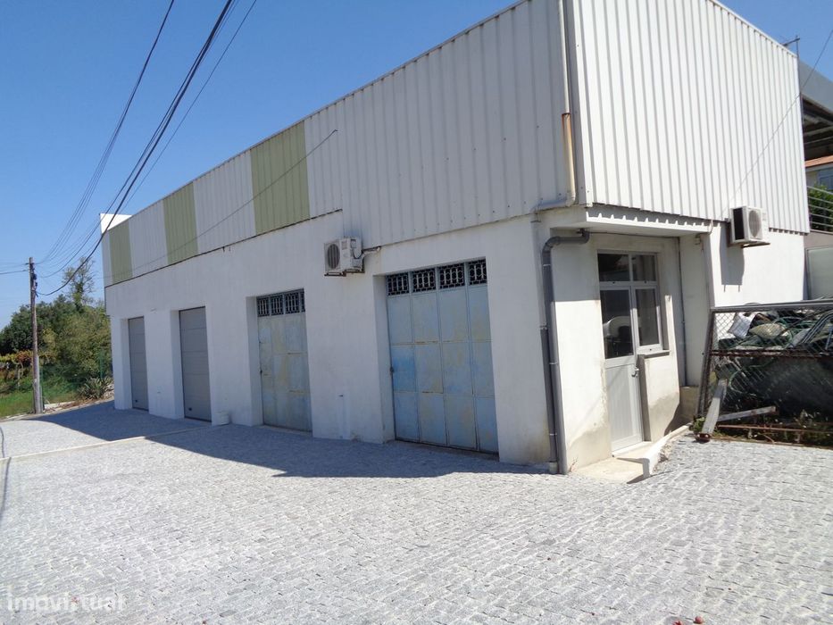 Aluga-se Armazém com 150m2 e Logradouro 200m2  comercio e serviços