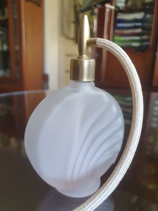 Perfumy, flakon z pompką na