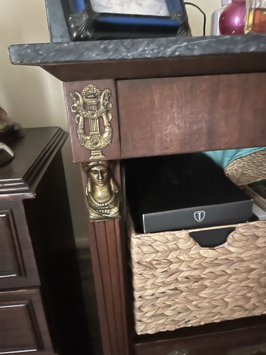 Movel mogno com puxadores bronze