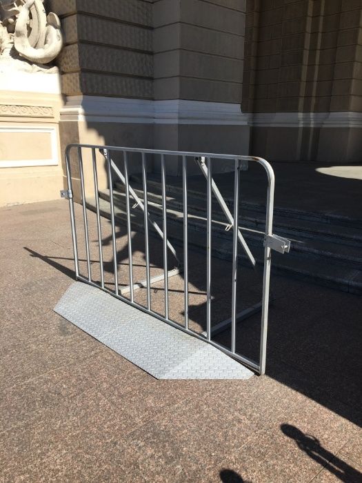 Аренда краш барьеров. Аренда заборов