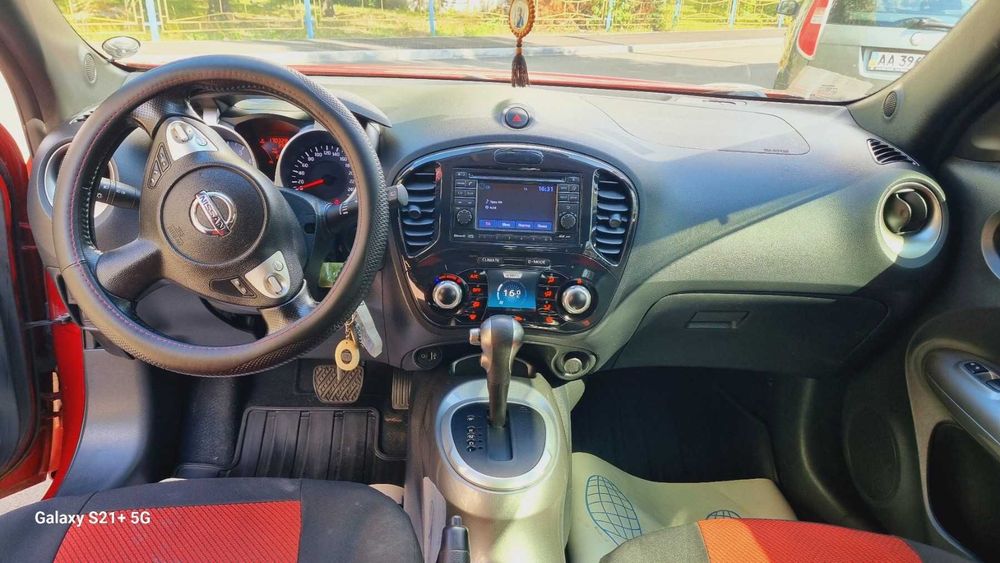 Продам автомобиль Nissan Juke 2012 года красного цвета