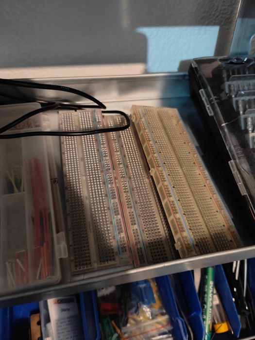 Electronic components and microcontrollers64586412795651122