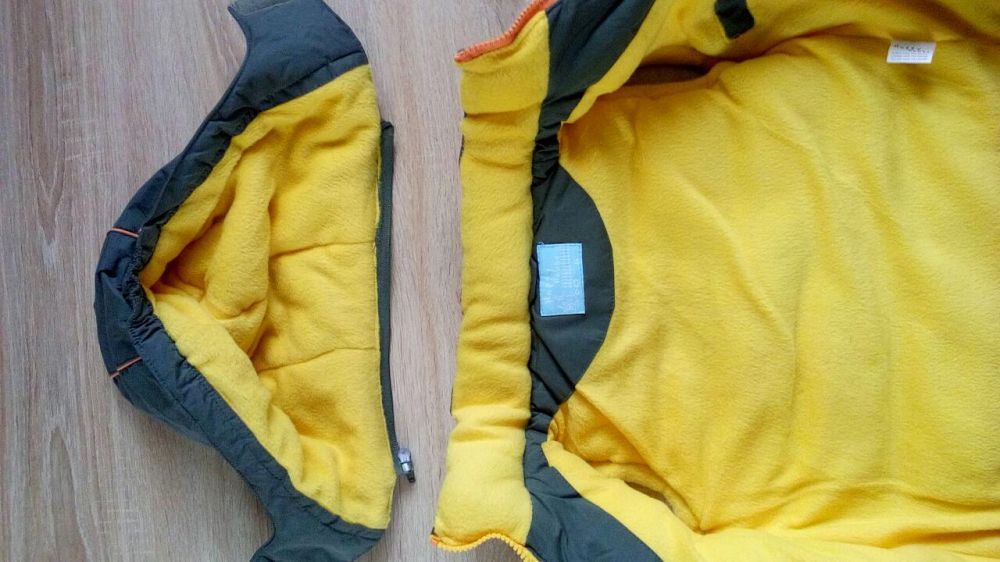 Kamizelka na polarze z odpinanym kapturem 110-128 nowa