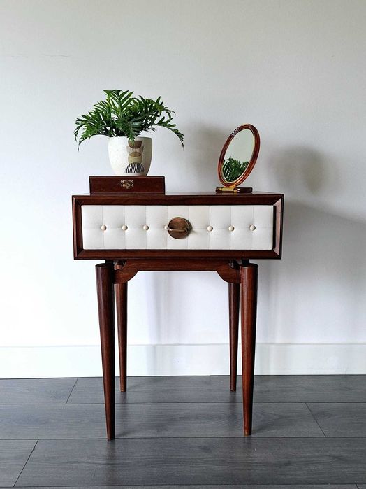 Mesa de cabeceira vintage. Vintage bedside table