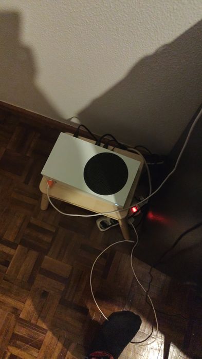 Xbox series s com leves arranhões de uso