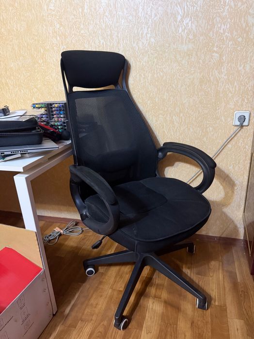 Офісне крісло Briz black (124991) в хорошому стані