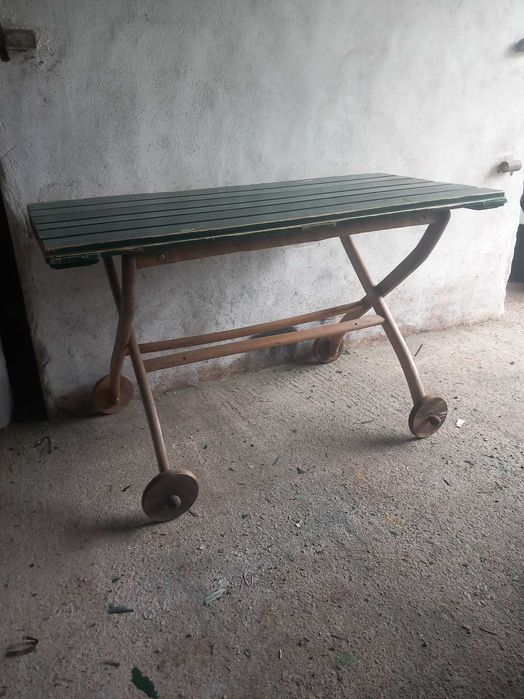 Mesa de exterior com rodas, madeira maciça