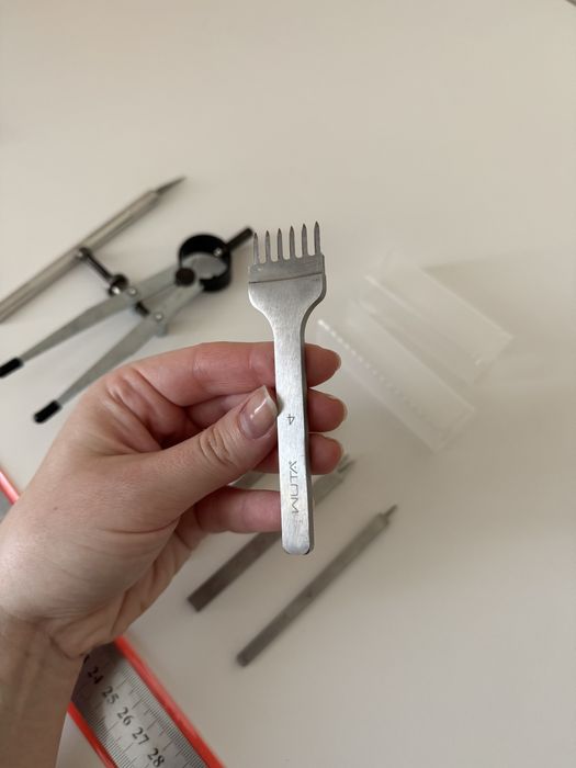 Пробійники, кронциркуль, ніж, інструменти для шкіри