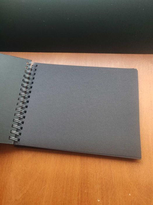 caderno preto para desenho