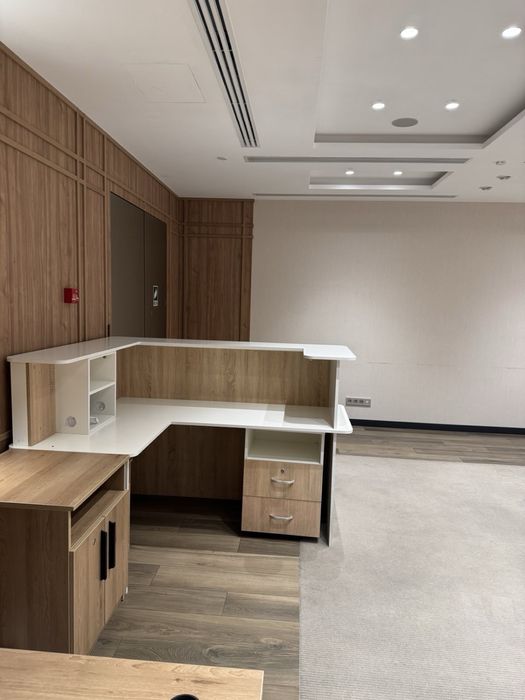 Стійка-ресепшн в ідеальному стані.