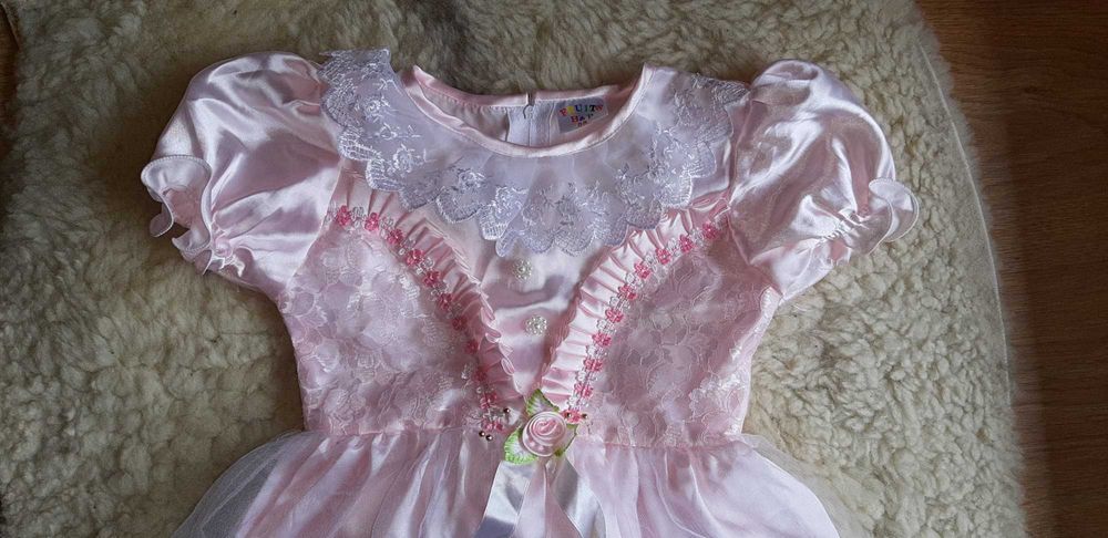 Piękna sukienka różowa r. 90
