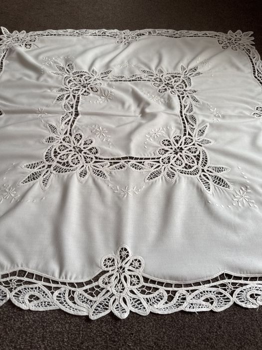 Obrus ręcznie haftowany z koronkami do kolekcji