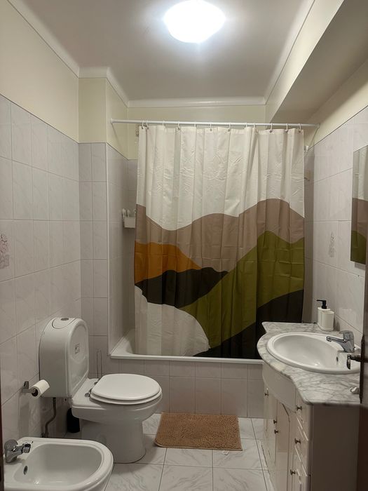 São Domingo, Santarem: Quarto Mobilado, Amplo e Luminoso em Apartamento Partilhado