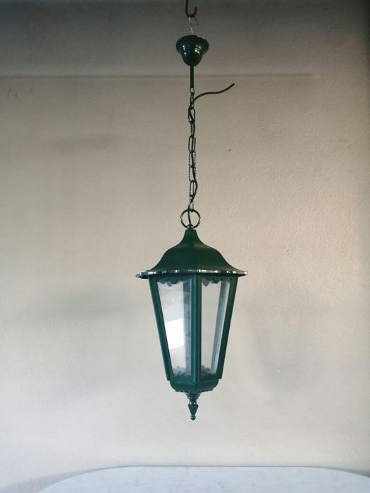 Lanterna grande candeeiro exterior e jardim verde