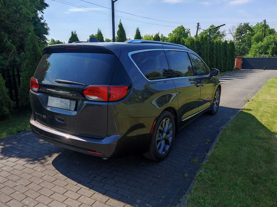 Wynajem minivan 7 osób Chrysler Pacifica Limited 2020
