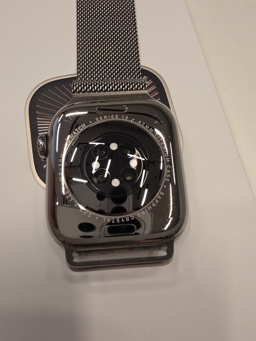 Apple Watch 10 42mm titanium