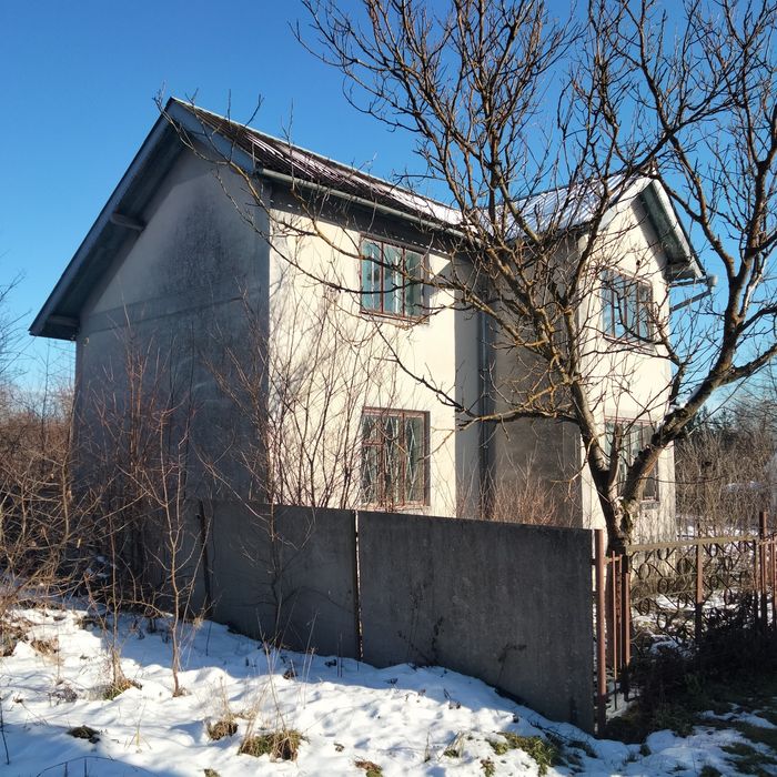 Двоповерхова дача під лісом