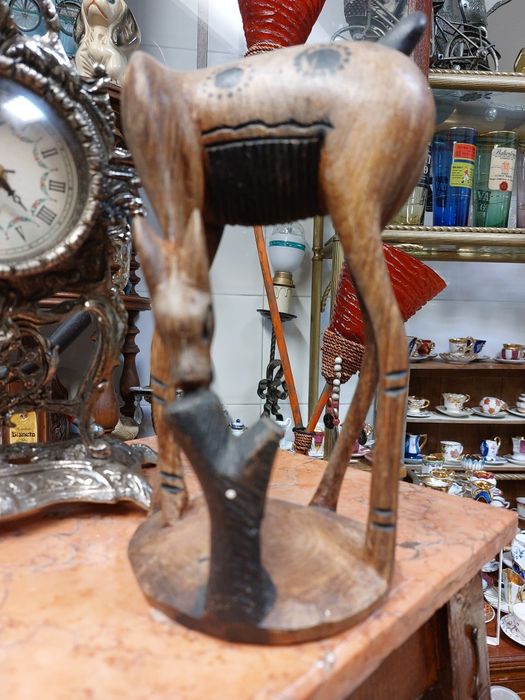 Escultura de cervo em madeira entalhada 

Madeira clara, com um a