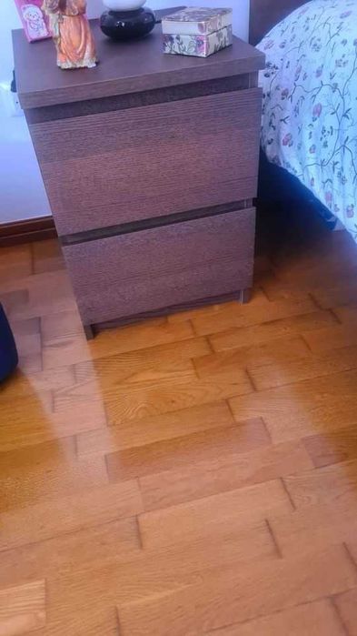 Cama Malm 140*200 e mesas de cabeceira em castanho