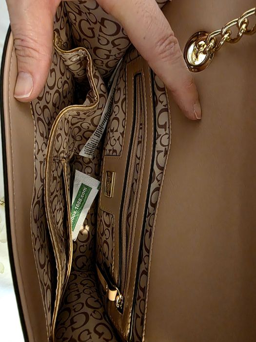 Mala Guess rosa, versátil pode usar como mala ao ombro ou tiracolo