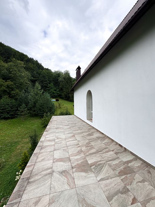 Будинок 421 м2 з ділянкою в с. Тюдів під житло чи готель