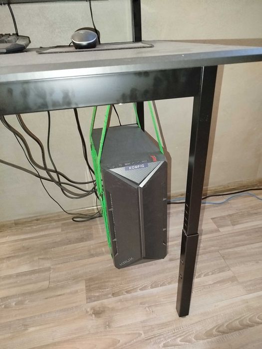 Zestaw gamingowy - biurko, komputer, monitor