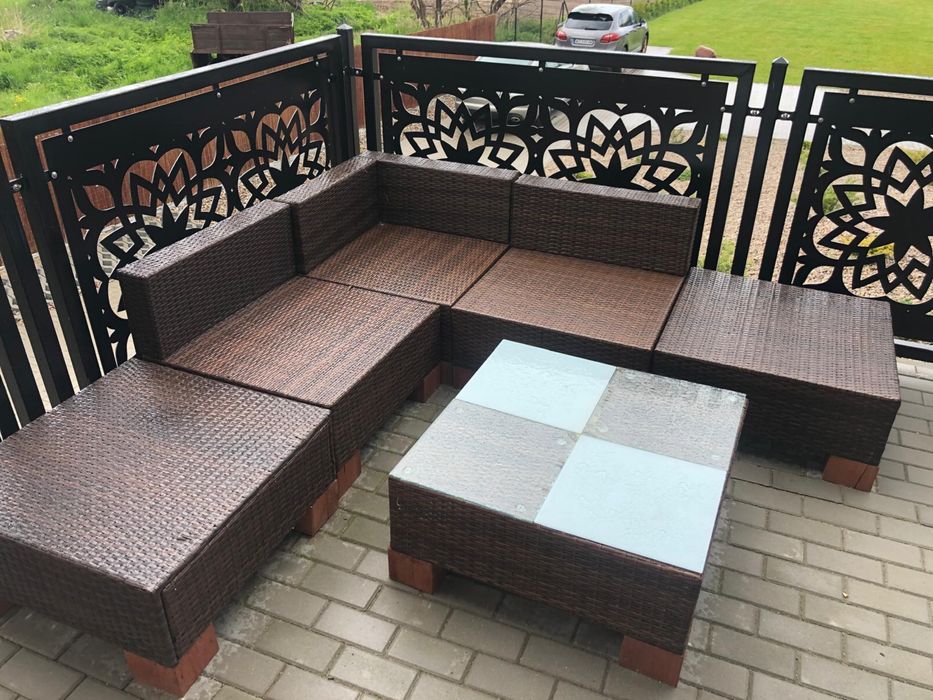 Naroznik ratanowy ze stolikiem