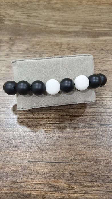 Pulseira preta e branca