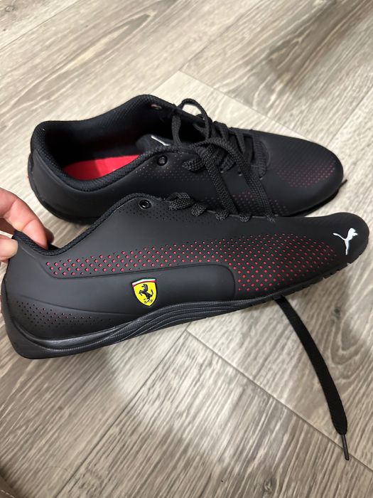 Продам кросівки puma Ferrari