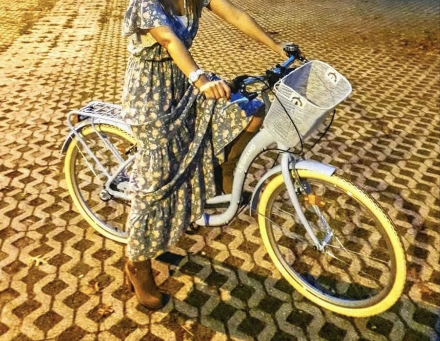 Bicicleta de cidade em azul claro, com cesto frontal e grade traseira. Extremamente elegante e bonita.