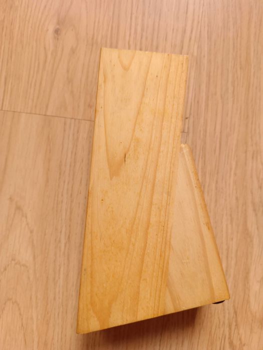 Stojak kuchenny na noże z jasnego drewna