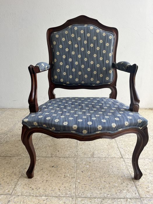 2 cadeiroes classicos usados
