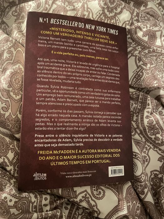 Livro A mulhwe no andar de cima de Freida McFadden