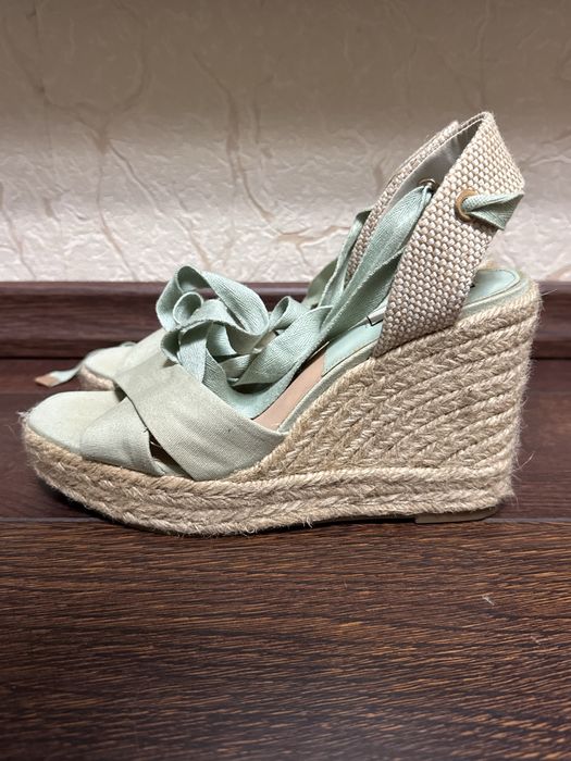 Босоніжки на танкетці stradivarius