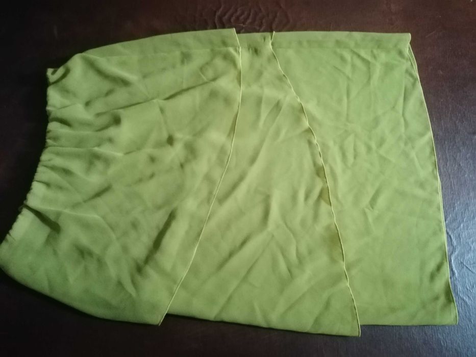 Saia verde, com efeito de folhos