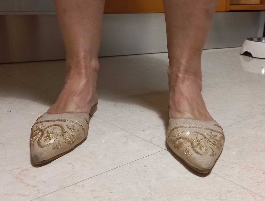 Sandálias bege de cerimónia rasas 36