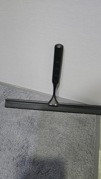 Limpa vidros WC preto
