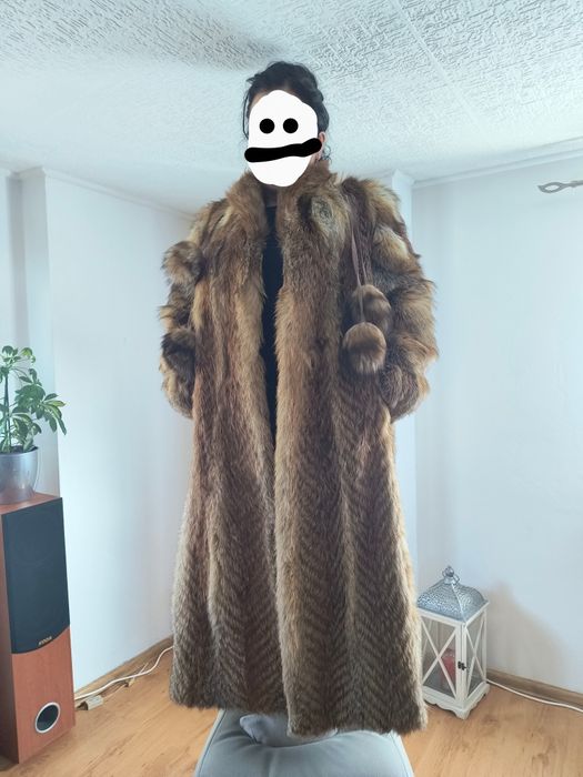 Długie futro z pomponami