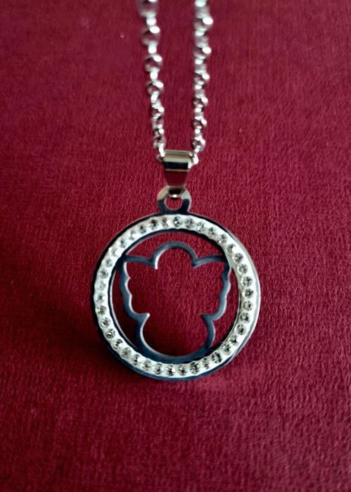 Colar prateado, em aço, pingente de anjinho rodeado de zirconias