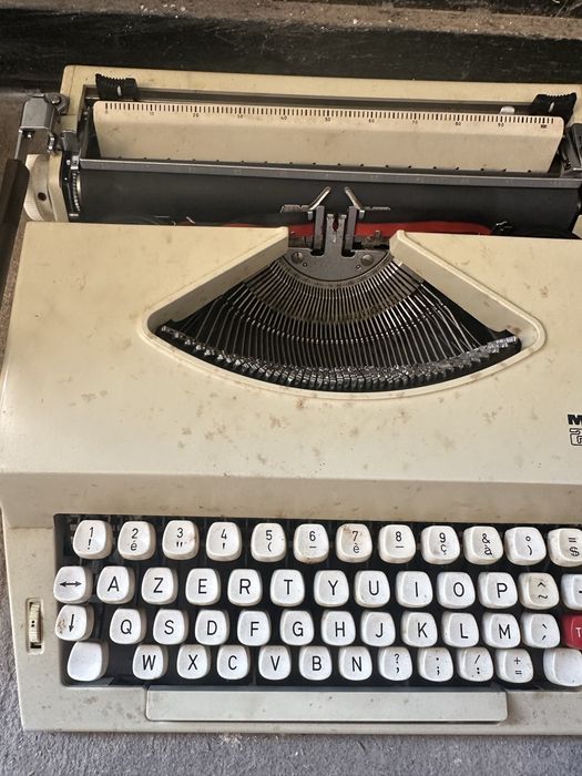 Maquina de escrever antiga Messa 2002