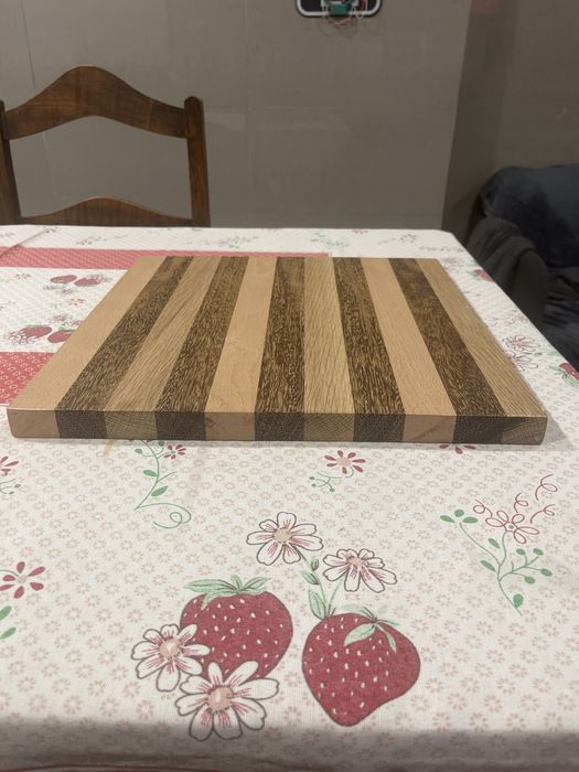 Tabua de cozinha  em madeira.