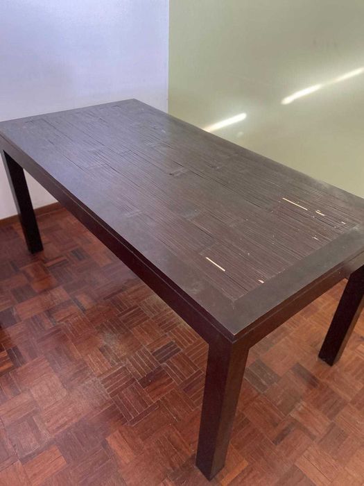 Mesa de madeira de jantar