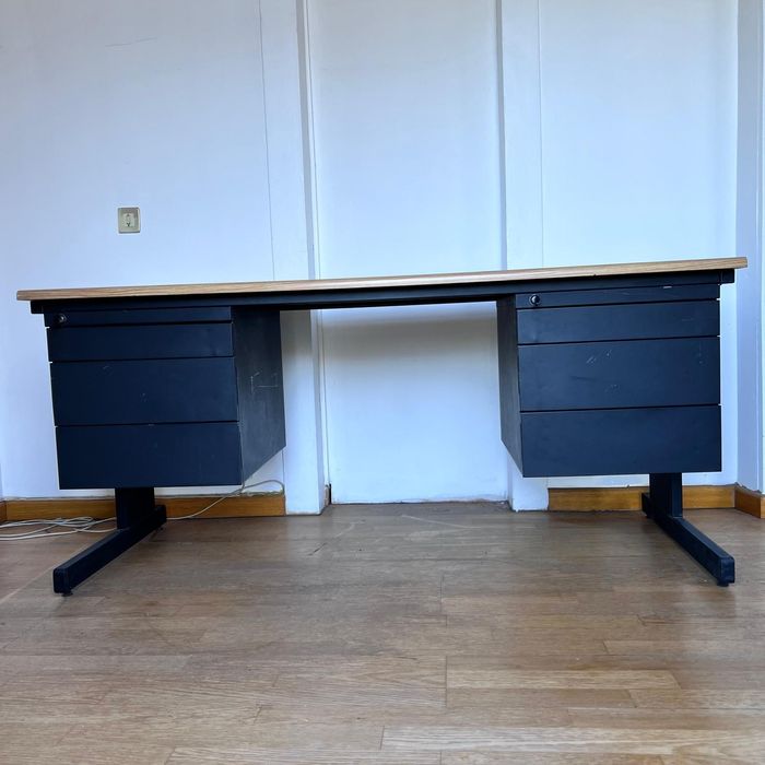 Mesa de escritório com gavetas

Mesa de escritório grande, robusta e ideal para trabalho ou estudo.

Medidas:

* Comprimento: 1,80 m
* Larg