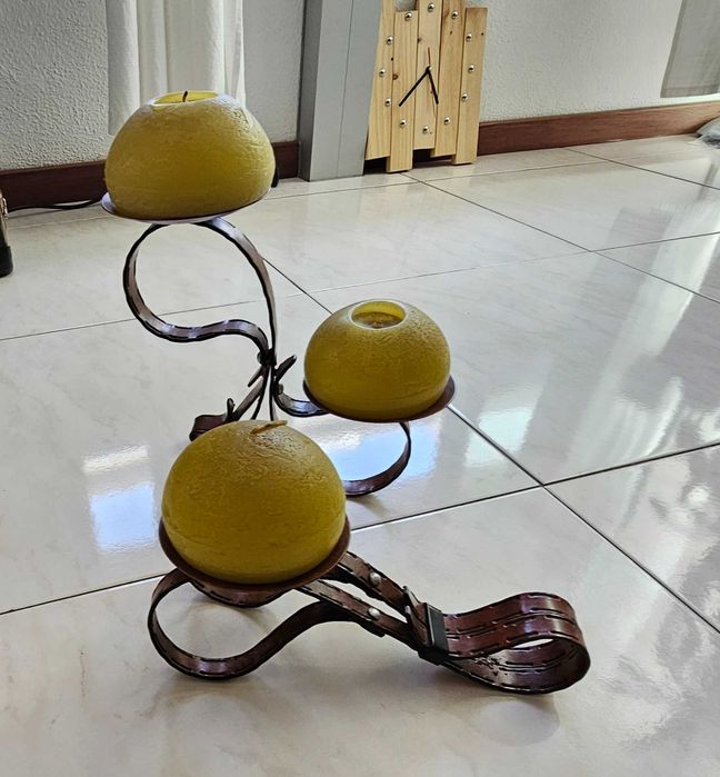 Dois castiçais com velas